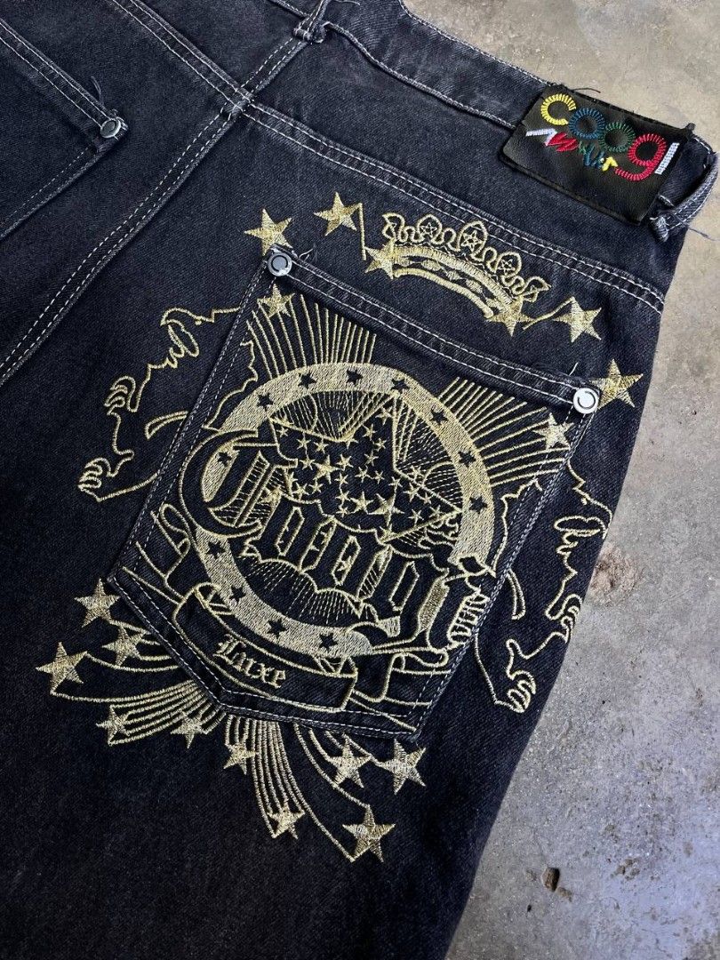 📌Coogi Jorts (Category: Shorts) located in Manila. Submitted by thriftortrick11 (Listing ID 1468091964, Image 3). Description: Waistline: 36 Length: 26 Leg open: 12 Color rate: 9/10 Condition: Excellent Issue: dot stain.