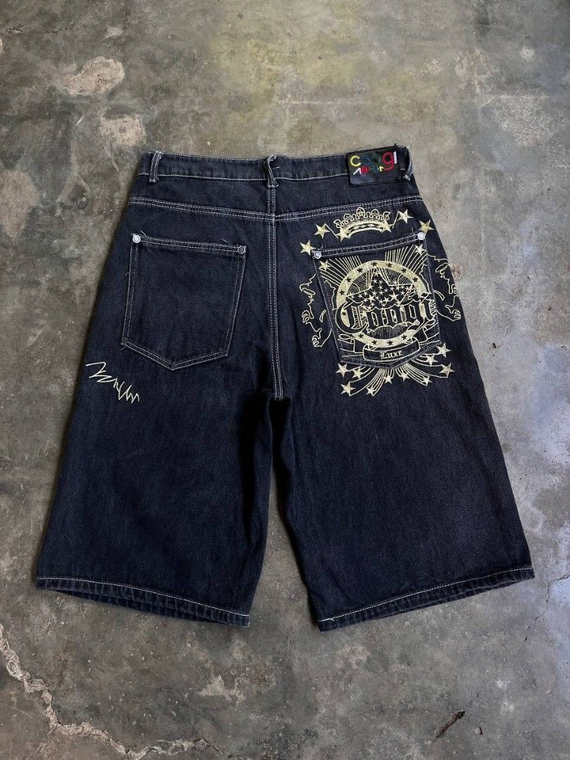 📌Coogi Jorts (Category: Shorts) located in Manila. Submitted by thriftortrick11 (Listing ID 1468091964, Image 1). Description: Waistline: 36 Length: 26 Leg open: 12 Color rate: 9/10 Condition: Excellent Issue: dot stain.
