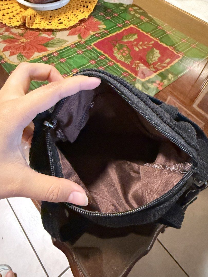 Corduroy sling bag (Category: Cross-body Bags) located in San Pedro. Submitted by lovedbymeclothes (Listing ID 1468140104, Image 2). Description: .