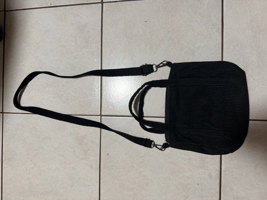 Corduroy sling bag (Category: Cross-body Bags) located in San Pedro. Submitted by lovedbymeclothes (Listing ID 1468140104, Image 3). Description: .