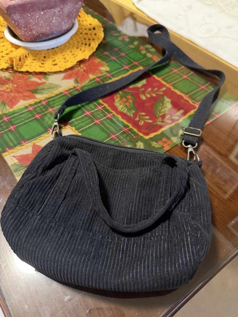 Corduroy sling bag (Category: Cross-body Bags) located in San Pedro. Submitted by lovedbymeclothes (Listing ID 1468140104, Image 1). Description: .