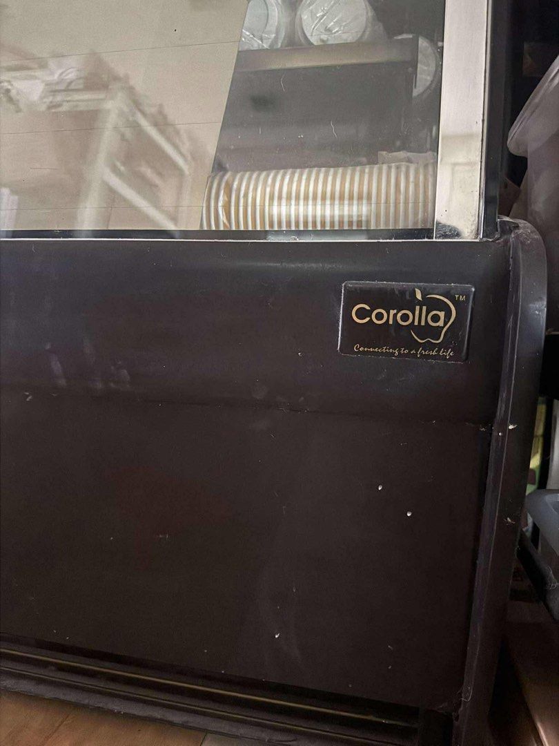 Corolla S940A Commercial Cake Showcase Refrigerator (Category: Refrigerators and Freezers) located in Calamba. Submitted by cozynestph (Listing ID 1468147449, Image 2). Description: - Model: Corolla S940A Cake Showcase - Capacity: 470 liters with sleek black body and curved glass front - Temperature Range: 2°C to 8°C (ideal for cakes and pastries) - Power: 220-240V, 811W input - Dimensions: 120cm x 81cm x 137cm (Weight: 285kg) - Features: Interio