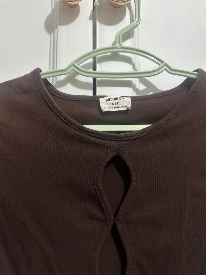 Cotton On Brown Cropped Top (Category: Shirts) located in Naic. Submitted by cilissa (Listing ID 1468254373, Image 2). Description: Showy for me😆 jk its cute Extra small to small size Stretchable Ganda ng pagkabrown🫶 PM for more details or inquiries .