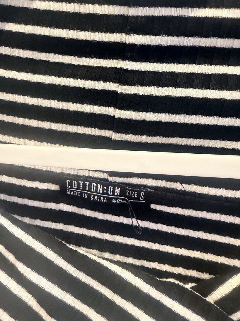 Cotton on offshoulder top (Category: Sleeveless) located in Quezon City. Submitted by destashingmycloset (Listing ID 1468116624, Image 2). Description: .