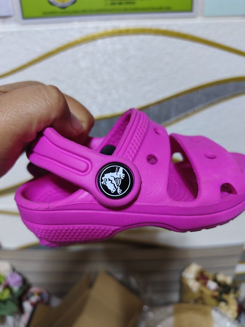 Crocs sandals for toddler (Category: Babies & Kids Fashion) located in Baguio. Submitted by syakniseph1105 (Listing ID 1468278853, Image 2). Description: From box like new condition needs wash lang C5 ( 15CM ) made in vietnam.
