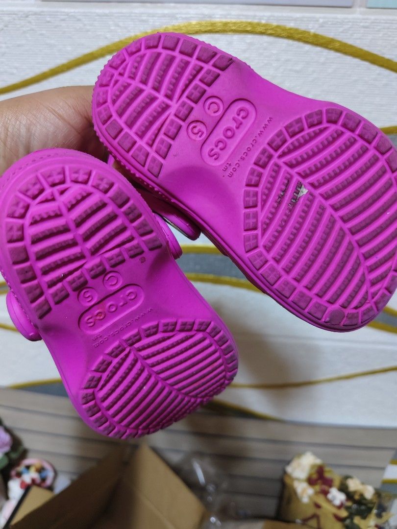 Crocs sandals for toddler (Category: Babies & Kids Fashion) located in Baguio. Submitted by syakniseph1105 (Listing ID 1468278853, Image 3). Description: From box like new condition needs wash lang C5 ( 15CM ) made in vietnam.