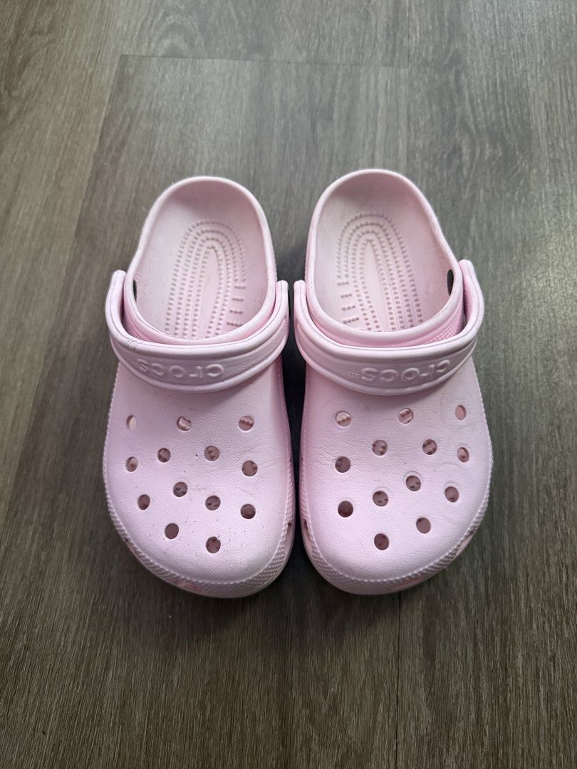 Crocs w6 (Category: Slippers and slides) located in Valenzuela. Submitted by ksprelovedstuffs (Listing ID 1468132353, Image 2). Description: .