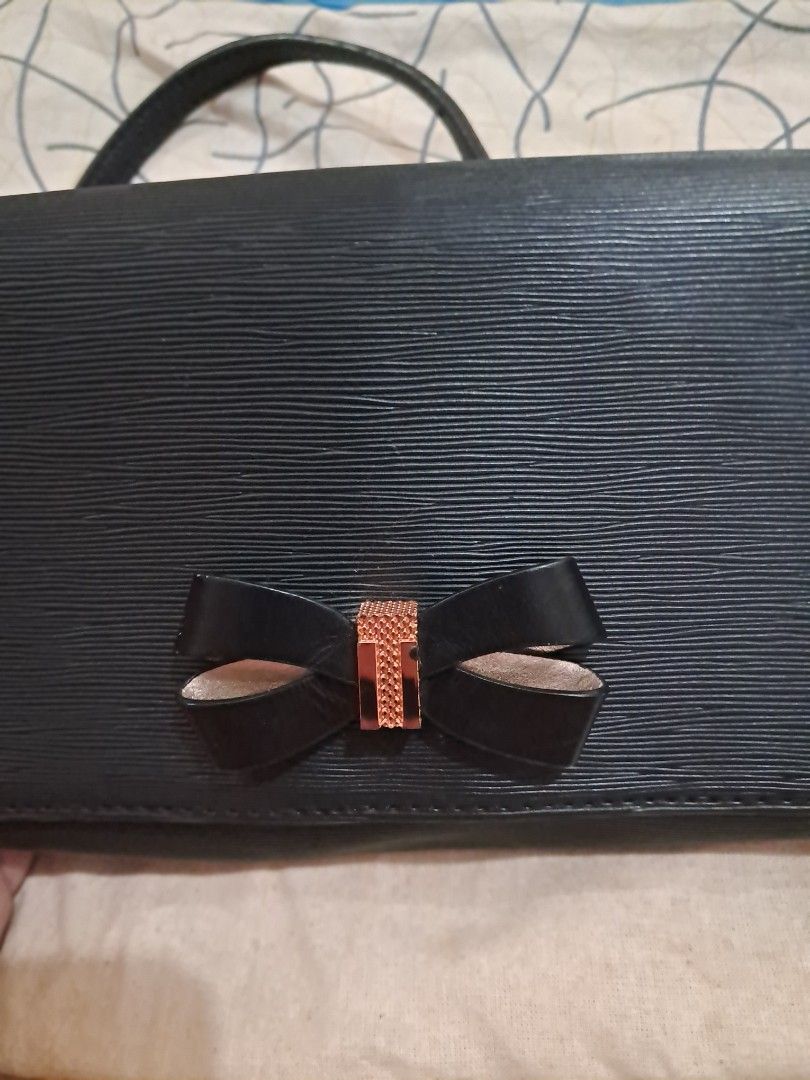 Crossbody bag Ted Baker London (Category: Cross-body Bags) located in Las Pinas. Submitted by shop2ship (Listing ID 1468100844, Image 3). Description: Ted Baker London crossbody bag strap is removable and adjustable with dustbag ribbon detail in front has 8 slots for cards with coin slots with zipper.