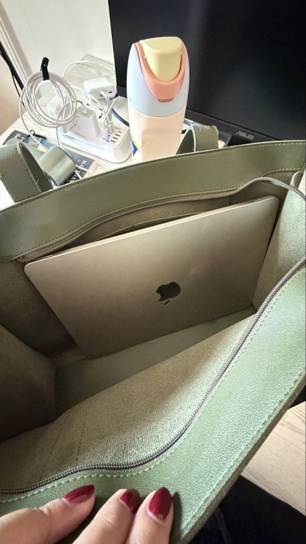 Daily Carry (Arianna Maxi) (Category: Shoulder Bags) located in Taguig. Submitted by myrelvictoria (Listing ID 1468067243, Image 3). Description: - bought from Frankie Gen Store in Mitsukoshi - used twice only - fits 13” macbook and still spacious rfs: realized i don’t really like it 🥲 original price i think was 1500-1700.