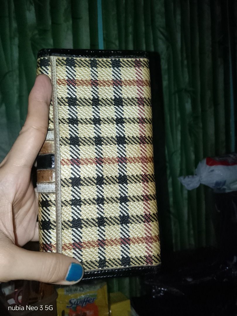 Daks (Category: Wallets & Card holders) located in Trece Martires City. Submitted by sulit_buys (Listing ID 1468151912, Image 3). Description: Bawal sa maselan Wala sira but has obvious signs of use Still this is Daks.