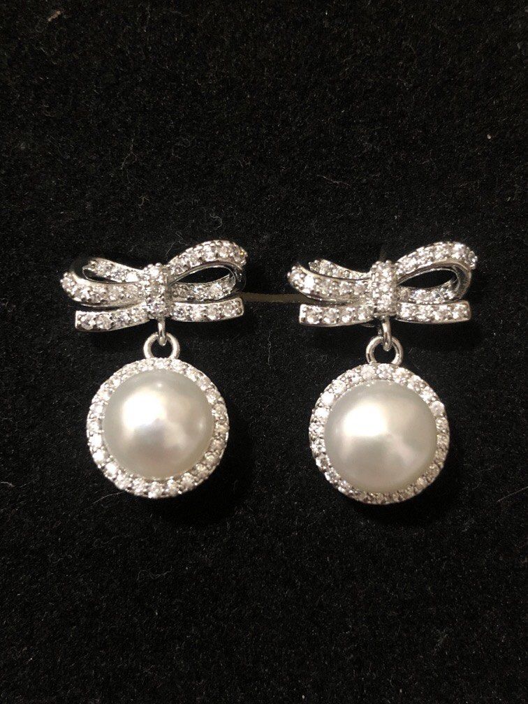 Dangling Pearl Earring (Category: Earrings) located in Quezon City. Submitted by thestoreofhappinessph (Listing ID 1468247105, Image 1). Description: Simple but elegant style of pearl dangling Sea pearls MOP GCash Ships via JNT no COD Sf is included via JNT Only for Metro Manila and Nearby Luzon provinces Buy more to get free ship.