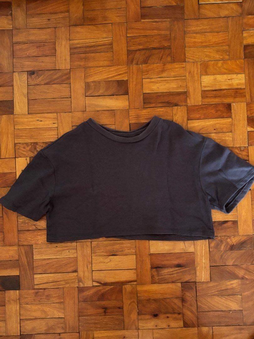 Dark Grey Cropped Tee Short Sleeve Crew Neck Top (Category: Shirts) located in Las Pinas. Submitted by fwanchinee (Listing ID 1468119663, Image 1). Description: Very cropped top.