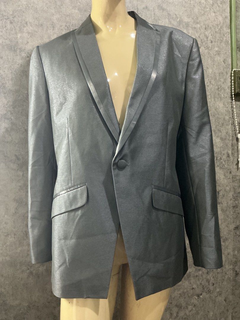 De mono silver gray mens coat (Category: Coats, Jackets and Outerwear) located in Angeles City. Submitted by goodbuysathome (Listing ID 1468244675, Image 1). Description: Like new Measurements nsa pic npo Last price posted Add Sf 74 Gcash payment.