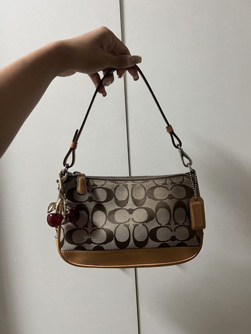 Demi coach bag (Category: Shoulder Bags) located in Manila. Submitted by _ririamari (Listing ID 1468134404, Image 2). Description: Coach bag demi 👜 Condition 9.5/10 Sign of use w watermark ₱****.