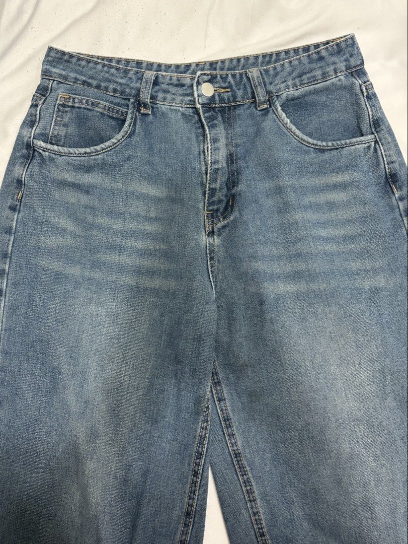 Denim Baggy Jeans (Category: Jeans) located in Manila. Submitted by cpaa.aaa (Listing ID 1468128997, Image 3). Description: 30” waist 40” length Denim Blue baggy jeans.