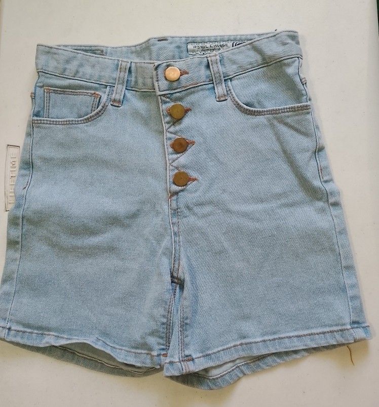 Denim Short for kids (Category: Babies & Kids Fashion) located in General Trias. Submitted by random.recos (Listing ID 1468119575, Image 1). Description: 🛍️✨ KIDS MAONG SHORTS FOR SALE! ✨🛍️ 👖 Cute at stylish na maong shorts for kids! 🥰 👧👦 Perfect for kids ages 7–10 years old! 💸 ₱75 LANG ISA! 💥 Sulit na, pang-araw-araw na outfit pa! 💕 📍 Location: General Trias, Cavite 🤝 Meet-up / Pick-up available 📩 PM na sa mga interested buyers! 🛒 M