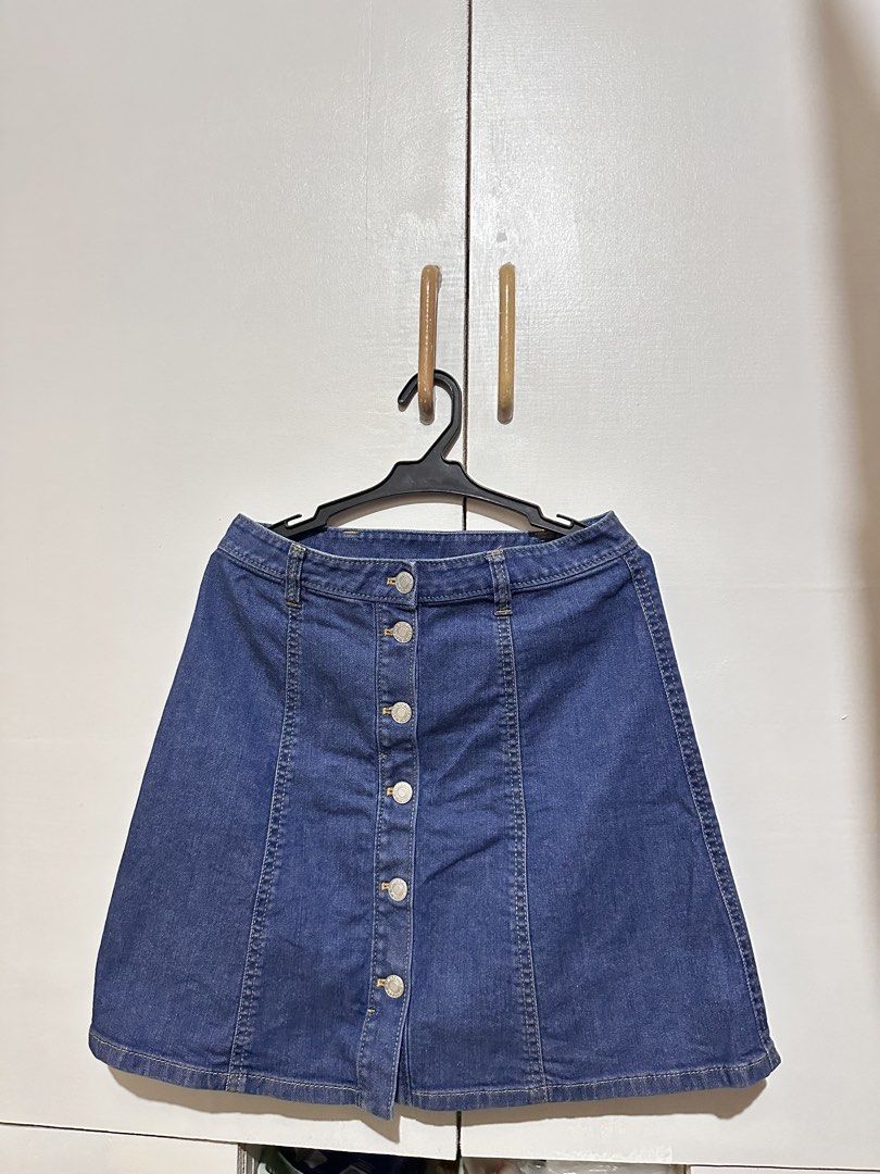 Denim skirt (Category: Skirts) located in Tandag. Submitted by kawaiispreloved (Listing ID 1468231973, Image 1). Description: Small. Size 26 Ganda ng quality, semi stretch.