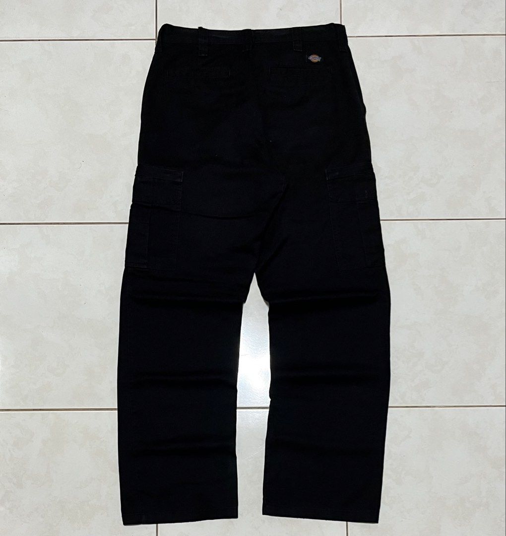 DICKIES CARGO BLACK PANTS (Category: Jeans) located in Cavite. Submitted by drip_syndicate (Listing ID 1468212794, Image 1). Description: SIZE 33 WAISTLINE-33 LENGHT-42 HEM-9 (if around 18) CONDITION: 9.3/10 COLOR RATE: 9.3/10 ISSUE: minimal scratches .