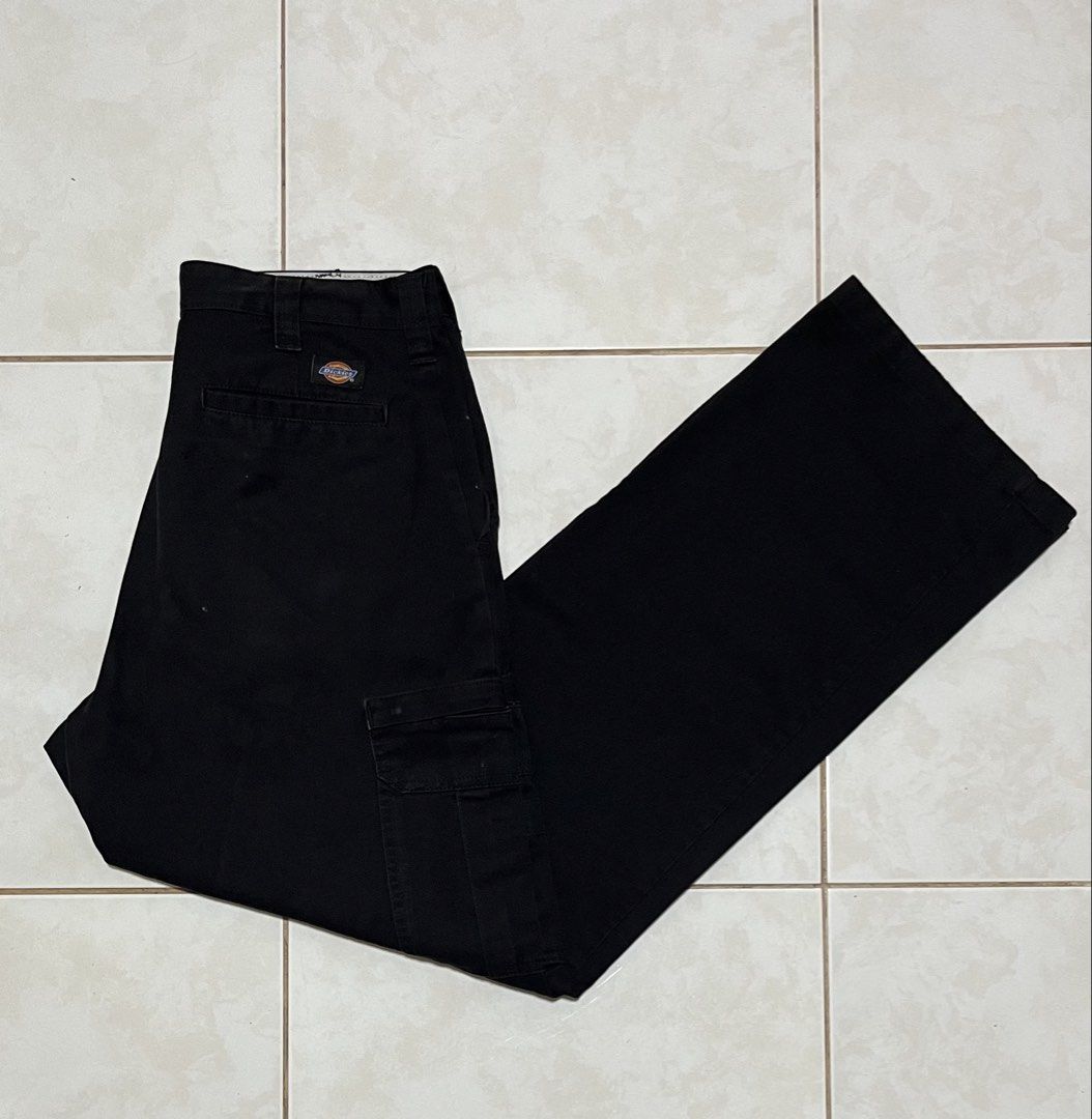 DICKIES CARGO BLACK PANTS (Category: Jeans) located in Cavite. Submitted by drip_syndicate (Listing ID 1468212794, Image 2). Description: SIZE 33 WAISTLINE-33 LENGHT-42 HEM-9 (if around 18) CONDITION: 9.3/10 COLOR RATE: 9.3/10 ISSUE: minimal scratches .
