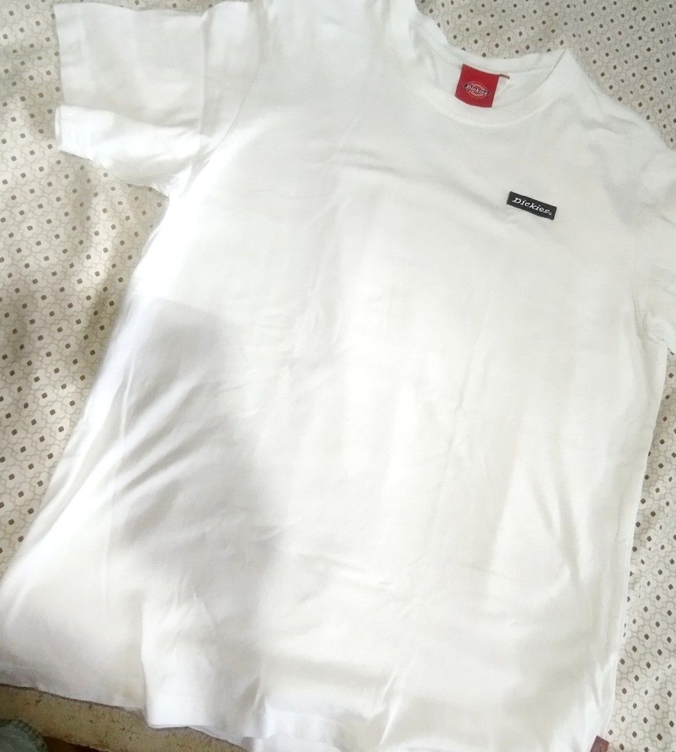 Dickies White T-Shirt with Logo Patch (Category: Tshirts & Polo Shirts ) located in Manila. Submitted by lene48 (Listing ID 1468106698, Image 1). Description: Dickies classic white short-sleeve t-shirt. Crew neck collar. Small black logo patch sewn on the left chest. Red branded neck label inside. Basic daily tee, easy to match with any casual outfit..