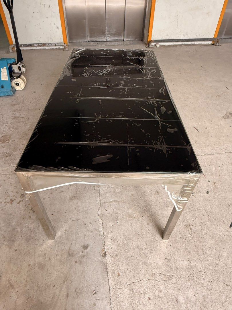 Dining Table (Category: Tables & Sets) located in Singapore. Submitted by furniture.singapore (Listing ID 1468099833, Image 3). Description: Delivery (not courier): $30 送货 .