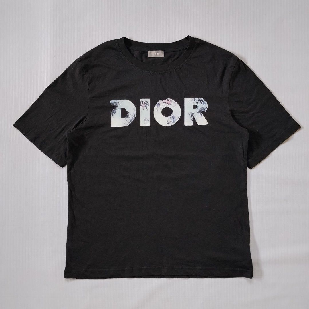 DIOR X DANIEL ARSHAM (ERODED LOGO 3D PRINT TSHIRT) (Category: Tshirts & Polo Shirts ) located in La Carlota. Submitted by heavydigs_thriftshop (Listing ID 1468116671, Image 1). Description: DIOR X DANIEL ARSHAM (ERODED LOGO 3D PRINT TSHIRT) RATE EXCELLENT CONDITION SIZE MEDIUM PRICE 999 ADD SHIPPING FEE DM TO PURCHASE.