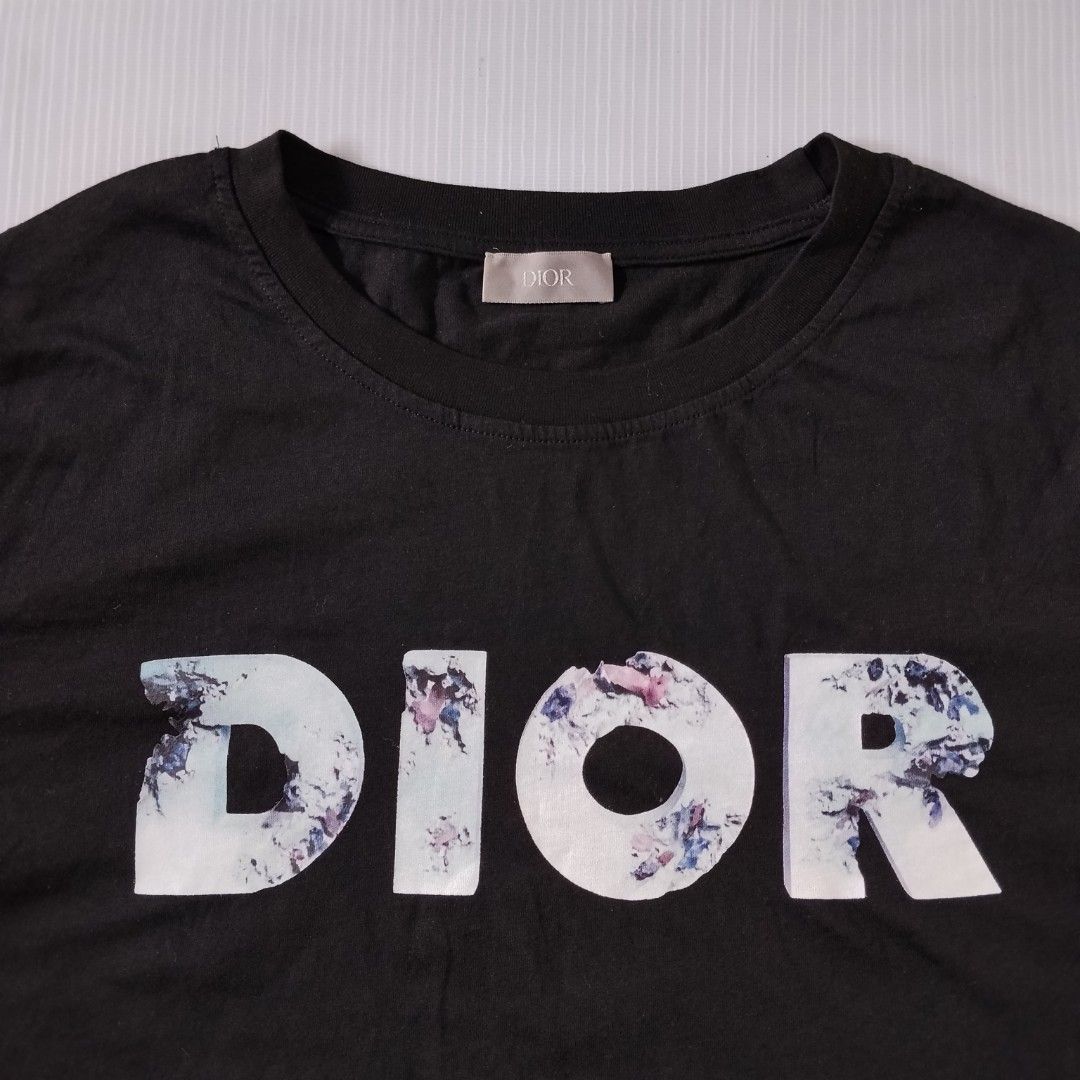 DIOR X DANIEL ARSHAM (ERODED LOGO 3D PRINT TSHIRT) (Category: Tshirts & Polo Shirts ) located in La Carlota. Submitted by heavydigs_thriftshop (Listing ID 1468116671, Image 3). Description: DIOR X DANIEL ARSHAM (ERODED LOGO 3D PRINT TSHIRT) RATE EXCELLENT CONDITION SIZE MEDIUM PRICE 999 ADD SHIPPING FEE DM TO PURCHASE.