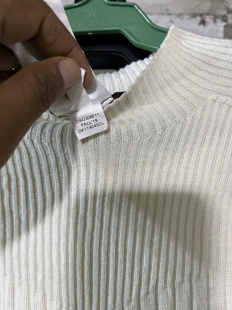 DKNY (Category: Blouses) located in City of Isabela. Submitted by ibzagga (Listing ID 1468243320, Image 3). Description: 18x24 dimes.