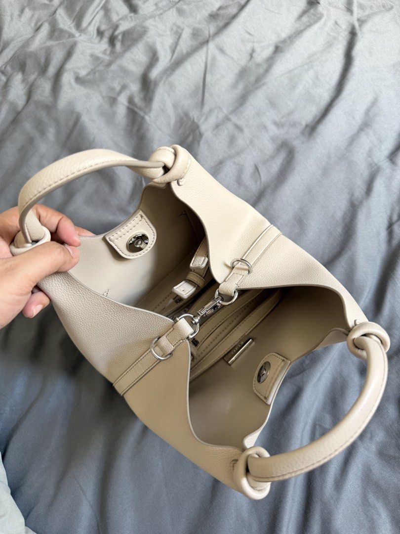 DKNY Paula (Small) (Category: Cross-body Bags) located in Cavite. Submitted by trovebyjoanna_ (Listing ID 1468224025, Image 2). Description: .