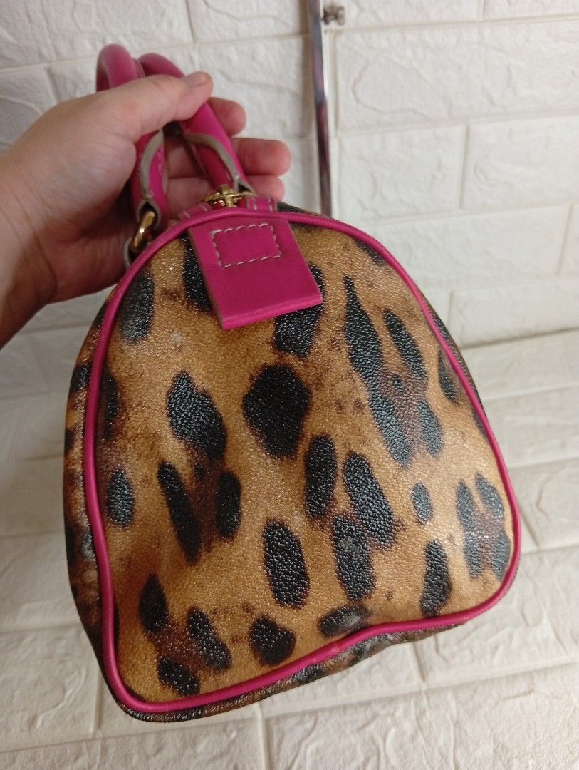 Dolce & Gabbana leopard-Print Boston Bag (Category: Shoulder Bags) located in Las Pinas. Submitted by etoksi1234 (Listing ID 1468064330, Image 3). Description: Dolce & Gabbana leopard-print boston bag / satchel featuring vibrant pink (or magenta/red) leather trim and top handles..