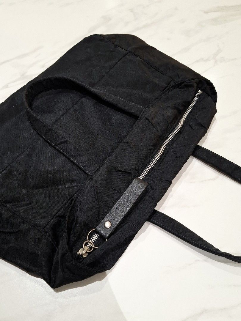 90's Dolce Gabbana Vintage Logo Nylon Shoulder / Hand Bag (Guaranteed Authentic) (Category: Luxury Bags & Wallets) located in Pasig City. Submitted by coveted.mnl (Listing ID 1468148290, Image 2). Description: Guaranteed Authentic Vintage Piece📌 (90's) Width : 14 Height : 11 Base : 5 (MEASURED BY INCHES) 9.5/10 overall condition No issues or flaws in fabric • P4500 Slightly negotiable • Pasig City meet up • Open for COD Via Lalamove or Grab • J&