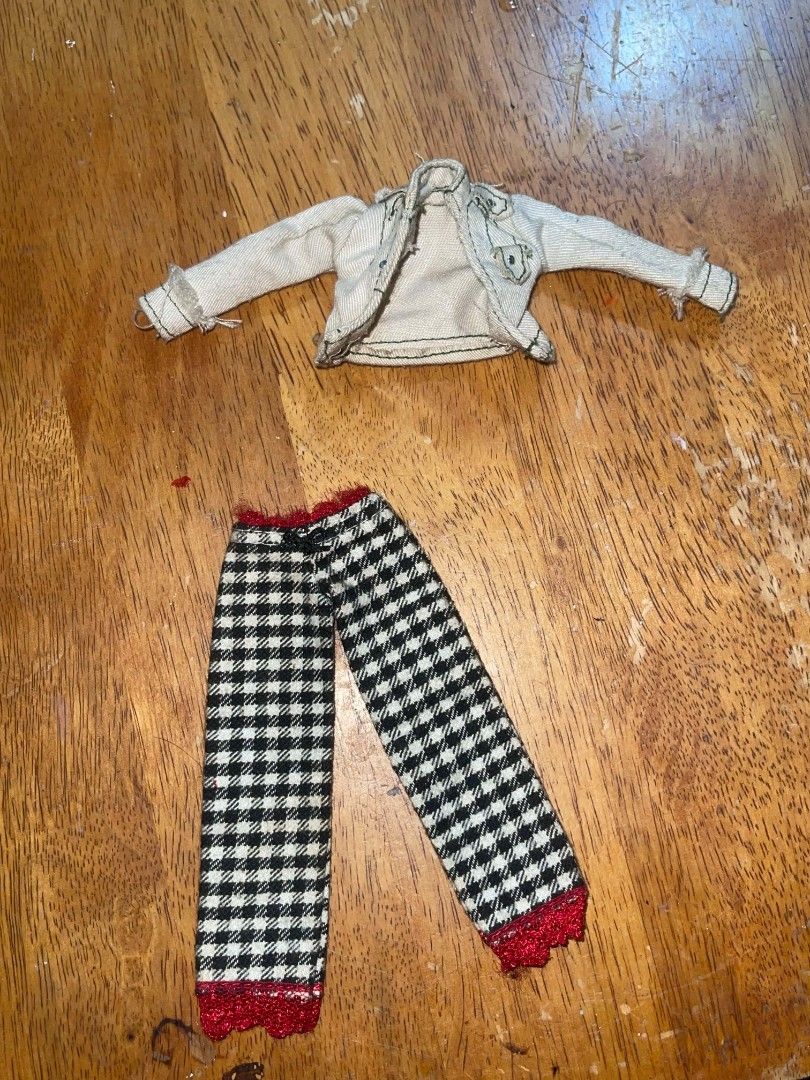 DOLL GLASSES AND CLOTHES TAKE ALL (Category: Kids Toys) located in Manila. Submitted by d0llc0r3 (Listing ID 1468193448, Image 1). Description: 𝐈𝐍𝐂𝐋𝐔𝐃𝐄𝐃: ♡ 18 Glasses ♡ Preloved denim jacket ♡ Pants 𝐏𝐑𝐈𝐂𝐄: ₱2O0 (Take all) ⊹₊˚‧︵‿₊୨ᰔ୧₊‿︵‧˚₊⊹ ⊹ Mode of Payment: Gcash/MariBank ⊹ Mode of Delivery: Lalamove/J&T 📍 Bacoor, Cavite (Binilo ko lang for white glasses para kay Ghoulia).