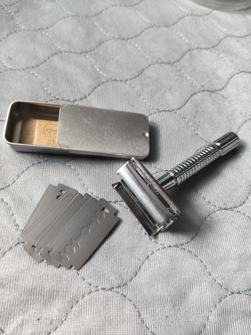 Double Edge Safety Razor with Blades and Storage Case (Category: Men's Grooming) located in Mandaluyong City. Submitted by locolady (Listing ID 1468098039, Image 1). Description: - Premium chrome finish safety razor with a textured handle for a secure, non-slip grip - Eco-friendly alternative to plastic disposables for traditional wet shaving enthusiasts - Includes a starter stack of double edge razor blades - Comes with a sleek metal sliding cas