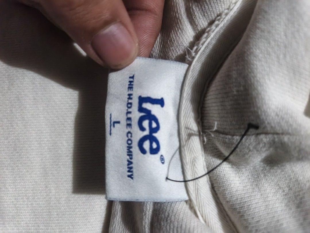 Double Hood Lee Hodiee Branded (Category: Hoodies) located in Manila. Submitted by swaggthriftt (Listing ID 1468242432, Image 2). Description: .