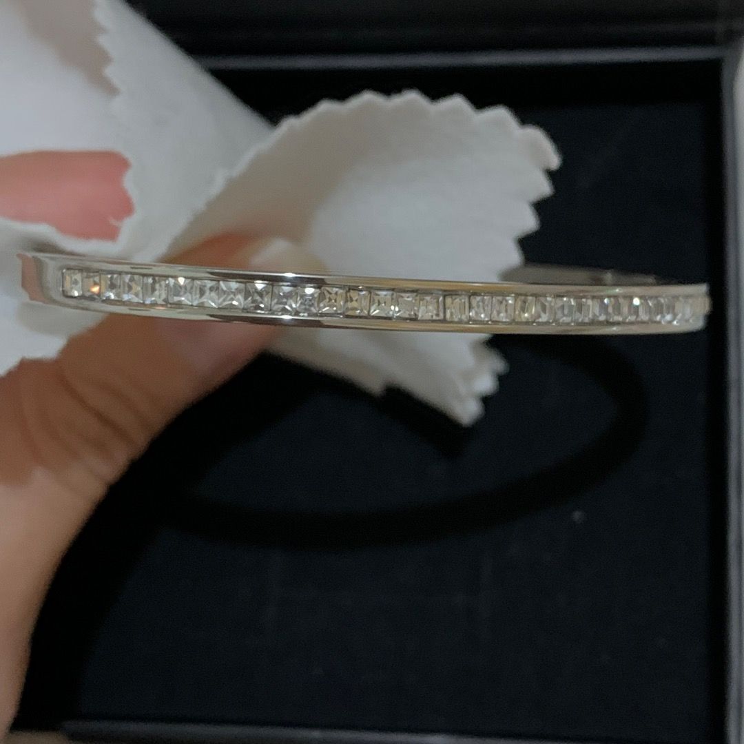 Double T Diamond and Mini stones Bangle Set (Category: Bracelets) located in Quezon City. Submitted by itscxyy (Listing ID 1468064897, Image 3). Description: - Stainless steel hinged bangle set - Paved with sparkling cubic zirconia and continuous channel-set square crystals - Features a secure and reliable clasp closure - Versatile piece ideal for daily wear or special outings.