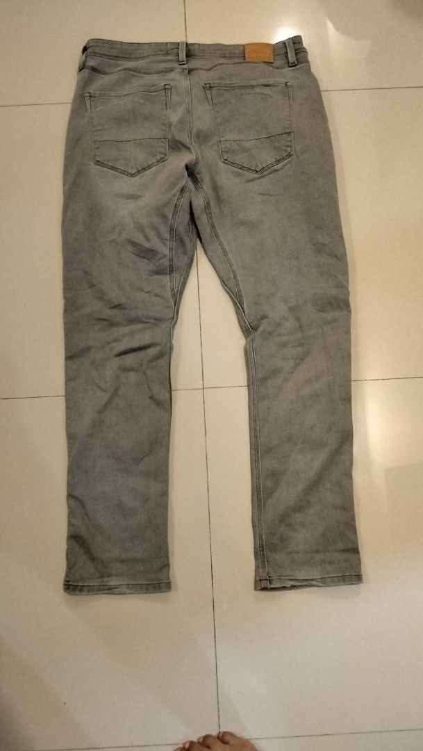 DU/ER Grey Denim Jeans Size 36x32 (Category: Jeans) located in Angeles City. Submitted by mightywhale_13072f (Listing ID 1468175767, Image 2). Description: - Brand: DU/ER - Size: 36x32 - Color: Grey - Material & Fit: Comfortable everyday wear with plenty of stretch - Details: Classic button fly, 5-pocket layout, and debossed leather back patch - Origin: Made in Pakistan.