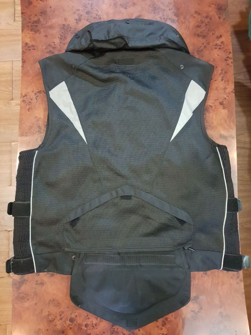 Duhan airbag vest motorcycle vest (Category: Helmets and other Riding Gears) located in Paranaque City. Submitted by marckthespark (Listing ID 1468279679, Image 2). Description: Duhan airbag vest motorcycle vest Selling my Duhan airbag vest for motorcycle. 3 times lang nagamit. Nakatambak lang sa kwarto. Not sure if okay pa yung CO2 cannister niya, hindi pa siya nagamit or na inflate ever pero check niyo na lang if need na palitan. June 2021 ko n