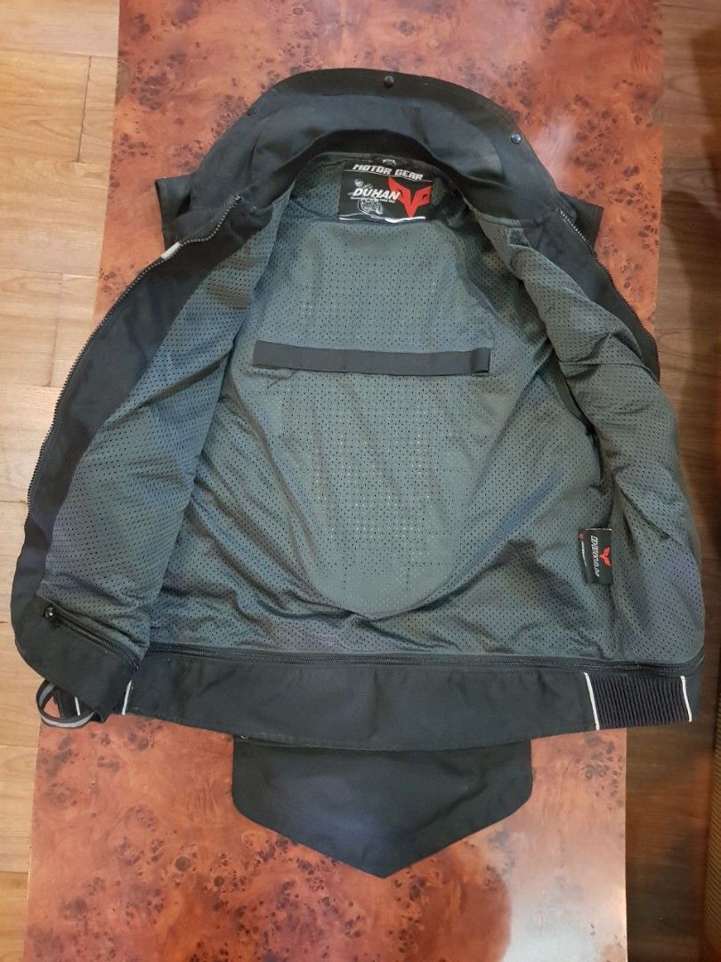 Duhan airbag vest motorcycle vest (Category: Helmets and other Riding Gears) located in Paranaque City. Submitted by marckthespark (Listing ID 1468279679, Image 3). Description: Duhan airbag vest motorcycle vest Selling my Duhan airbag vest for motorcycle. 3 times lang nagamit. Nakatambak lang sa kwarto. Not sure if okay pa yung CO2 cannister niya, hindi pa siya nagamit or na inflate ever pero check niyo na lang if need na palitan. June 2021 ko n
