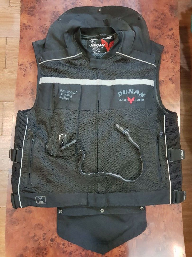 Duhan airbag vest motorcycle vest (Category: Helmets and other Riding Gears) located in Paranaque City. Submitted by marckthespark (Listing ID 1468279679, Image 1). Description: Duhan airbag vest motorcycle vest Selling my Duhan airbag vest for motorcycle. 3 times lang nagamit. Nakatambak lang sa kwarto. Not sure if okay pa yung CO2 cannister niya, hindi pa siya nagamit or na inflate ever pero check niyo na lang if need na palitan. June 2021 ko n