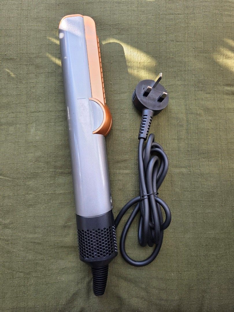 Dyson DUPE (Category: Hair Accessories) located in La Trinidad. Submitted by zasha28 (Listing ID 1468157196, Image 2). Description: dupe not dyson. mahal parin yan 5k pag binili orange app. nabili eto sa HK..