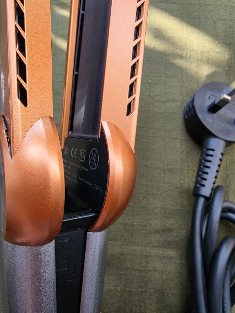 Dyson DUPE (Category: Hair Accessories) located in La Trinidad. Submitted by zasha28 (Listing ID 1468157196, Image 3). Description: dupe not dyson. mahal parin yan 5k pag binili orange app. nabili eto sa HK..