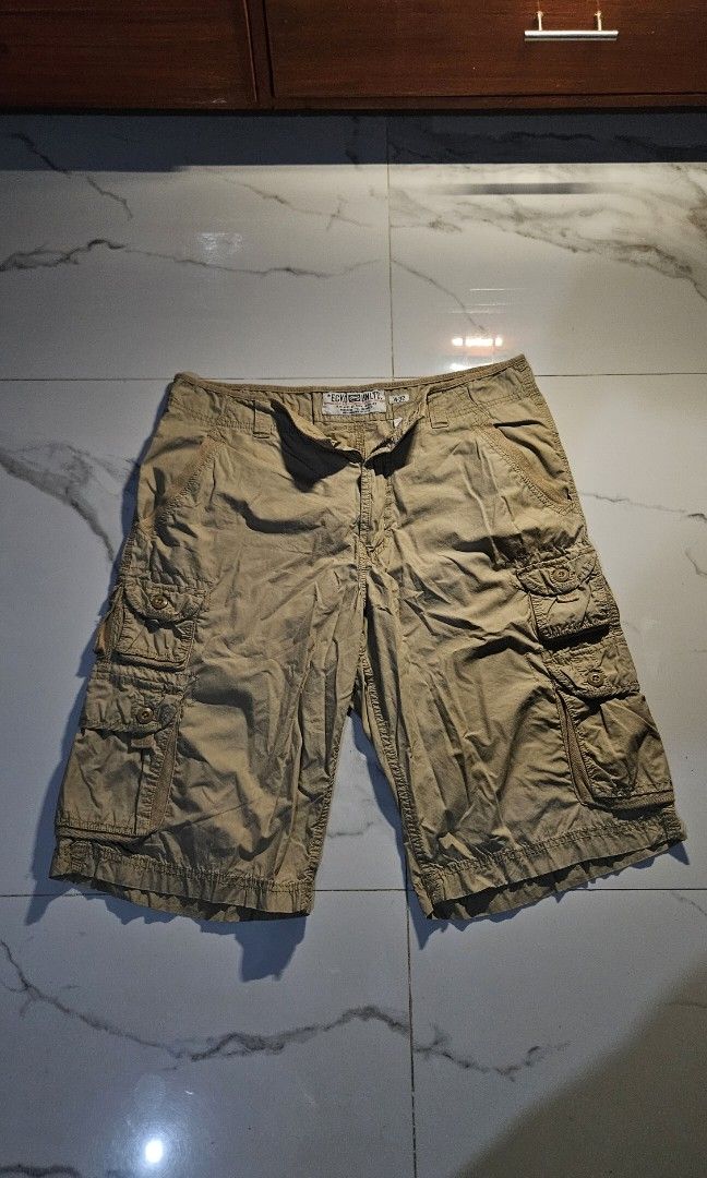 Ecko multiple pocket cargo shorts (Category: Shorts) located in Aroroy. Submitted by gabrizz_y (Listing ID 1468251147, Image 1). Description: Dimes : L - 23 | W - 32 | L-P - 12.