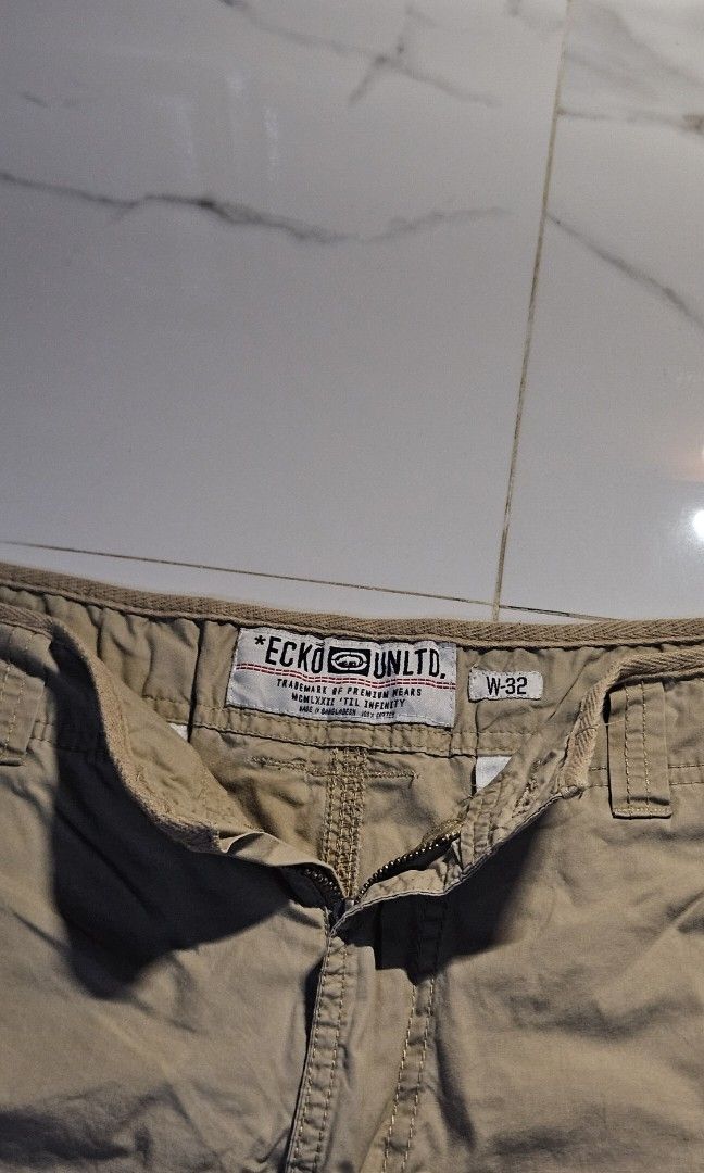Ecko multiple pocket cargo shorts (Category: Shorts) located in Aroroy. Submitted by gabrizz_y (Listing ID 1468251147, Image 2). Description: Dimes : L - 23 | W - 32 | L-P - 12.