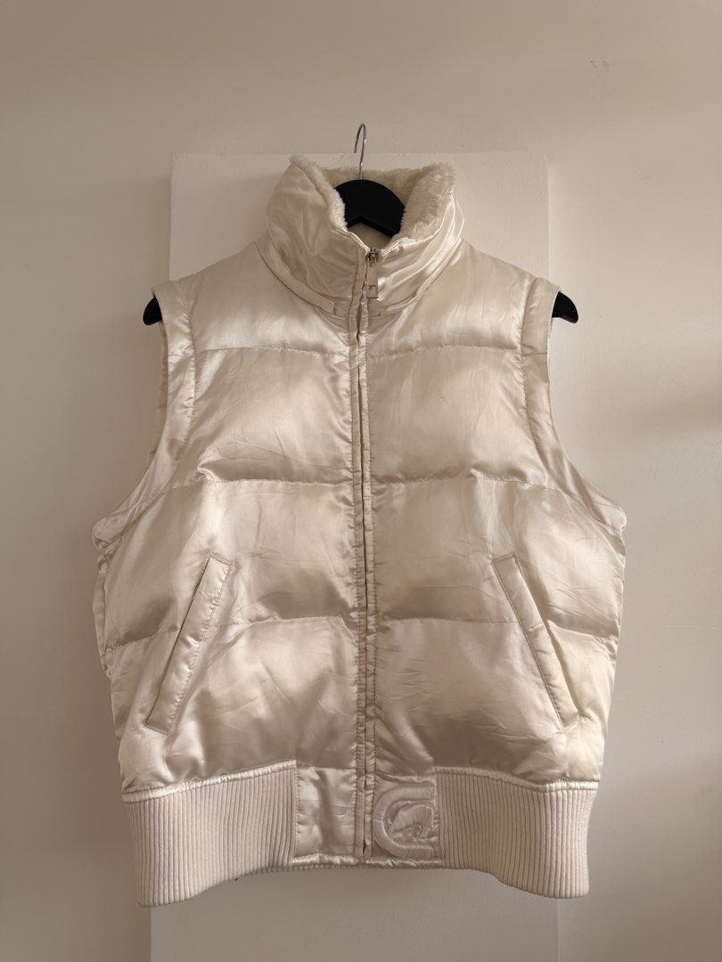 ecko puffer vest (Category: Vests) located in Cavite. Submitted by dalowf (Listing ID 1468170235, Image 1). Description: ecko puffer vest 22 width 24 length minimal stain himulmol .