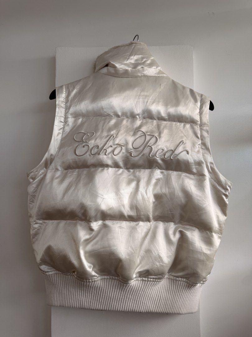 ecko puffer vest (Category: Vests) located in Cavite. Submitted by dalowf (Listing ID 1468170235, Image 2). Description: ecko puffer vest 22 width 24 length minimal stain himulmol .