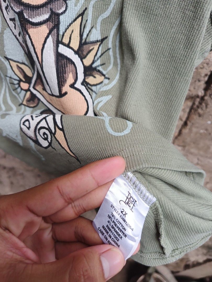 ED HARDY CROPPED TANK TOP (Category: Sleeveless) located in Los Banos. Submitted by kiel_labadan (Listing ID 1468124028, Image 3). Description: DIMES 23 X 25 NO ISSUE.