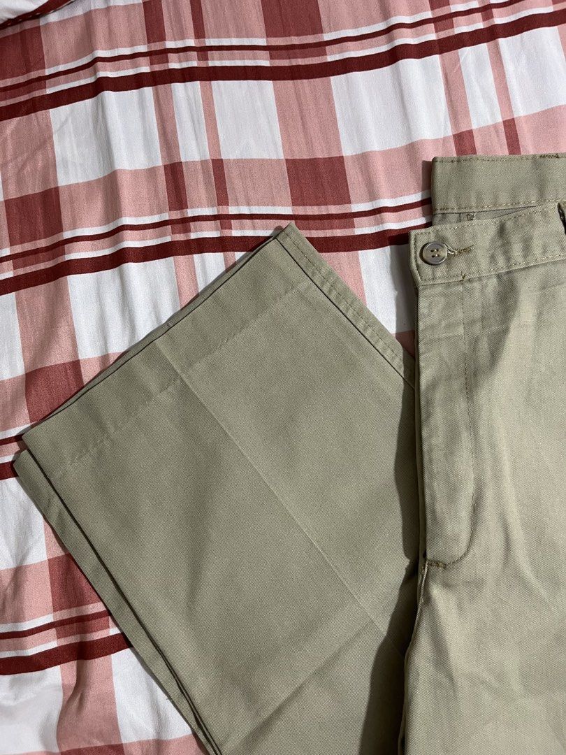 Edwards Khaki Cargo Pants Size 36 UR (Category: Trousers) located in Pasay City. Submitted by Oboyyy (Listing ID 1468098011, Image 3). Description: - Brand/Style: Edwards Cargo Pants (Style 2575-005) - Color: Khaki - Material: 65% polyester, 35% cotton blend for durability - Closure: Zipper fly with button closure - Pockets: Convenient side cargo pockets included - Condition: Clean fabric overall, standard workwear style.
