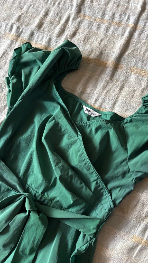 Emerald Green Ruffled Puff Sleeve Dress (Category: Dresses) located in Binan City. Submitted by myprelovedhaul (Listing ID 1468128555, Image 3). Description: Fits small to large.