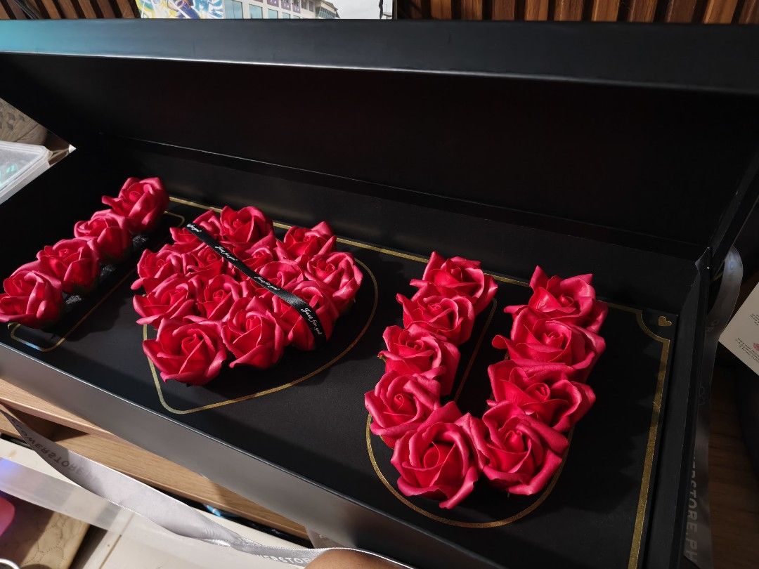 Endless love flowers (Category: Flowers & Bouquets) located in Pasig City. Submitted by picknthriftcollex.ph (Listing ID 1468236590, Image 2). Description: Bnew 2298 srp ~ no card inclusion. 1500 nalang with less sure buyer.