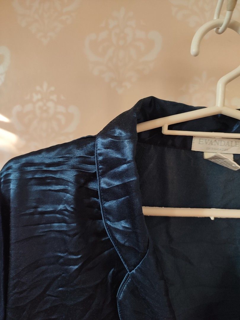Evandale Intimates Satin Pajama Top (Category: Blouses) located in Jaen. Submitted by roxantiago (Listing ID 1468248767, Image 2). Description: - Brand: Evandale Intimates - Size: Large - Color: Dark teal - Material: 83% polyester, 17% cotton (soft fabric with a subtle shine) - Style: Button-down front, notched collar, single chest pocket, relaxed fit - Condition/Care: Wash on reverse side according to care tag - Ideal for sleeping or lounging.